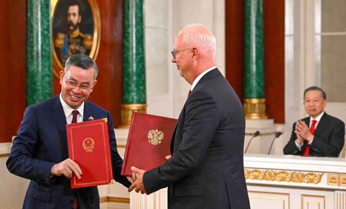 Russia Vietnam 9239838 09.09.2026 Vietnamese Finance Minister Ngo Van Tuan and Russian Direct Investment Fund CEO - Special Presidential Representative for Investment and Economic Cooperation with Foreign Countries Kirill Dmitriev exchange signed documents following a meeting between Russian President Vladimir Putin and Vietnamese President To Lam at the Kremlin in Moscow, Russia. Alexey Maishev Sputnik Moscow Russia  Copyright: xAlexeyxMaishevx