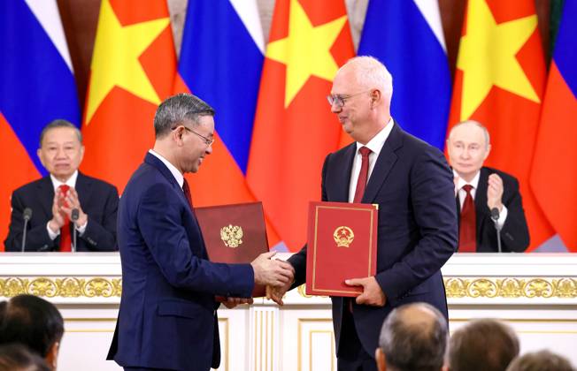 Russia Vietnam 9239813 09.09.2026 Vietnamese Finance Minister Ngo Van Tuan and Russian Direct Investment Fund CEO - Special Presidential Representative for Investment and Economic Cooperation with Foreign Countries Kirill Dmitriev exchange signed documents following a meeting between Russian President Vladimir Putin and Vietnamese President To Lam at the Kremlin in Moscow, Russia. Geodakyan Artem Sputnik Moscow Russia  Copyright: xGeodakyanxArtemx