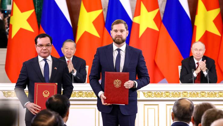 Russia Vietnam 9239810 09.09.2026 Vietnamese Minister of Ethnic Minorities and Religions Nguyen Dinh Khang and Head of the Russian Federal Agency for Ethnic Affairs Igor Barinov exchange signed documents following a meeting between Russian President Vladimir Putin and Vietnamese President To Lam at the Kremlin in Moscow, Russia. Geodakyan Artem Sputnik Moscow Russia  Copyright: xGeodakyanxArtemx