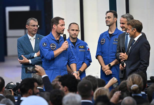 French President Emmanuel Macron, flanked by members of the VAST space program, French astronaut Thomas Pesquet of the European Space Agency (ESA), Czech fighter pilot and ESA astronaut Aleö Svoboda, Greek aviation physician and ESA astronaut candidate Adrianos Golemis, Vast Space Program President Giorgio Saccoccia (second from the left), and Greek Prime Minister Kyriákos Mitsotákis, along with French President Emmanuel Macron, at the International Space Summit on September 10, 2026, at the Grand Palais in Paris, September 9, 2026. Nearly 1,100 companies from the space sector will also be present at the Grand Palais, demonstrating the exceptional mobilization of the global space ecosystem around this event, organized by France and Germany Copyright: xChristianxLiewigx xBestimagexChristianxLiewigx xBestimagex