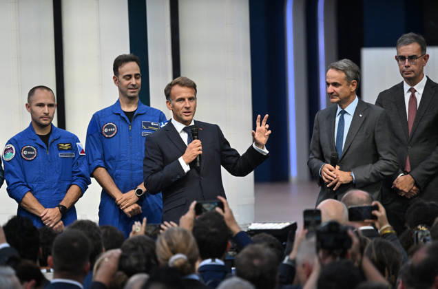 French President Emmanuel Macron, flanked by members of the VAST space program, French astronaut Thomas Pesquet of the European Space Agency (ESA), Czech fighter pilot and ESA astronaut Aleö Svoboda, Greek aviation physician and ESA astronaut candidate Adrianos Golemis, Vast Space Program President Giorgio Saccoccia (second from the left), and Greek Prime Minister Kyriákos Mitsotákis, along with French President Emmanuel Macron, at the International Space Summit on September 10, 2026, at the Grand Palais in Paris, September 9, 2026. Nearly 1,100 companies from the space sector will also be present at the Grand Palais, demonstrating the exceptional mobilization of the global space ecosystem around this event, organized by France and Germany Copyright: xChristianxLiewigx xBestimagexChristianxLiewigx xBestimagex