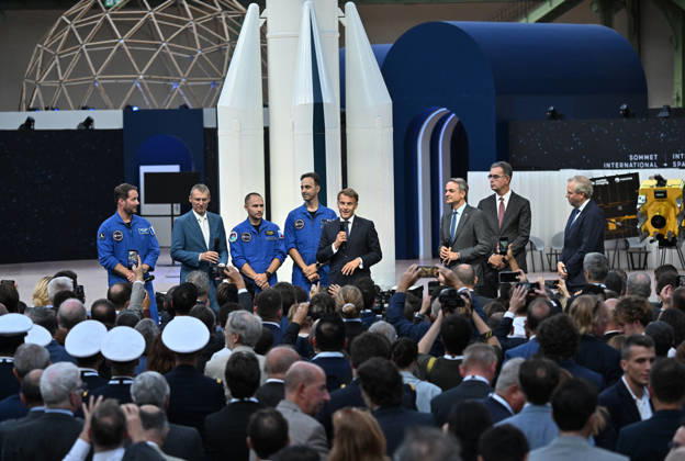 French President Emmanuel Macron (C R), French European Space Agency (ESA) astronaut Thomas Pesquet (C), and Greek Prime Minister Kyriakos (C L) pose with astronauts and members of the Vast space program during the International Space Summit at the Grand Palais in Paris on September 9, 2026. The two-day International Space Summit brings together nearly 120 delegations to discuss global space governance. French President Emmanuel Macron, at the International Space Summit on September 10, 2026, at the Grand Palais in Paris, September 9, 2026. Nearly 1,100 companies from the space sector will also be present at the Grand Palais, demonstrating the exceptional mobilization of the global space ecosystem around this event, organized by France and Copyright: xChristianxLiewigx xBestimagexChristianxLiewigx xBestimagex