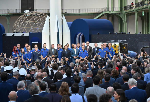 French President Emmanuel Macron (C R), French European Space Agency (ESA) astronaut Thomas Pesquet (C), and Greek Prime Minister Kyriakos (C L) pose with astronauts and members of the Vast space program during the International Space Summit at the Grand Palais in Paris on September 9, 2026. The two-day International Space Summit brings together nearly 120 delegations to discuss global space governance. French President Emmanuel Macron at the International Space Summit on September 10, 2026, at the Grand Palais in Paris, September 9, 2026. Nearly 1,100 companies from the space sector will also be present at the Grand Palais, demonstrating the exceptional mobilization of the global space ecosystem around this event, organized by France and Copyright: xChristianxLiewigx xBestimagexChristianxLiewigx xBestimagex