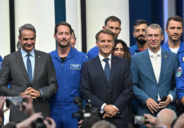 French President Emmanuel Macron, flanked by members of the VAST space program, French astronaut Thomas Pesquet of the European Space Agency (ESA), Czech fighter pilot and ESA astronaut Aleö Svoboda, Greek aviation physician and ESA astronaut candidate Adrianos Golemis, Vast Space Program President Giorgio Saccoccia (second from the left), and Greek Prime Minister Kyriákos Mitsotákis, along with French President Emmanuel Macron, at the International Space Summit on September 10, 2026, at the Grand Palais in Paris, September 9, 2026. Nearly 1,100 companies from the space sector will also be present at the Grand Palais, demonstrating the exceptional mobilization of the global space ecosystem around this event, organized by France and Germany Copyright: xChristianxLiewigx xBestimagexChristianxLiewigx xBestimagex