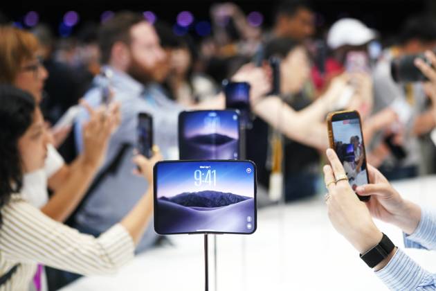 (260909) -- CUPERTINO, Sept. 9, 2026 -- People take photos of Apple s first foldable smartphone, iPhone Duo, at Apple Park in Cupertino, California, the United States, Sept. 9, 2026. U.S. tech giant Apple on Wednesday unveiled its first foldable smartphone, iPhone Duo, along with the iPhone 18 Pro lineup, new Apple Watch models and AirPods at a product launch event held at Apple Park, its headquarters in Cupertino, California. ) U.S.-CALIFORNIA-CUPERTINO-APPLE-IPHONE DUO-LAUNCH EVENT WuxXiaoling