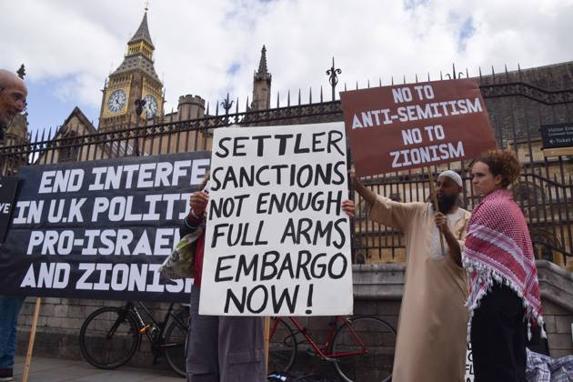 Pro-Palestine protest in London, UK - 9 Sep 2026 Protesters hold placards stating Settler sanctions not enough, full arms embargo now and No to anti-semitism, no to Zionism during the demonstration. Protesters gathered in Parliament Square in support of Palestine and against what the protesters call a pro-Israel and Zionist influence in UK politics. London United Kingdom Copyright: xVukxValcicx xSOPAxImagesx Vuk-Valcic-1448155