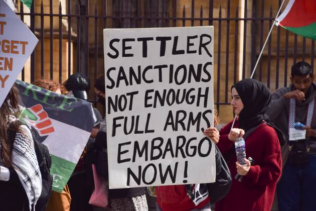 Pro-Palestine protest in London, UK - 9 Sep 2026 A protester holds a placard stating Settler sanctions not enough, full arms embargo now during the demonstration. Protesters gathered in Parliament Square in support of Palestine and against what the protesters call a pro-Israel and Zionist influence in UK politics. London United Kingdom Copyright: xVukxValcicx xSOPAxImagesx Vuk-Valcic-1448156