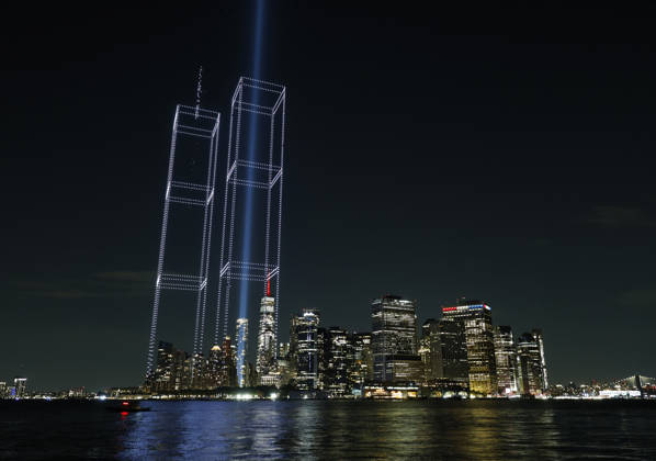 News Bilder des Tages #2 A light installation in the shape of the Twin Towers is illuminated with drones over One World Trade Center and the Manhattan skyline in the days leading up to the 25th anniversary of the 9 11 terrorist attacks on the World Trade Center in New York City on Wednesday, September 9, 2026. A public art installation designed in conjunction with representatives of the family, survivor, responder community was unveiled over New York Harbor, originating from Governor s Island. 2977 Lights Over New York Harbor is a sponsored project of New York Foundation of the Arts.  NYP20260909102 JOHNxANGELILLO