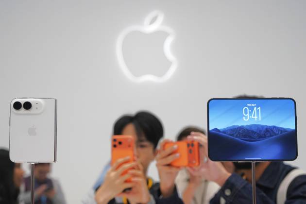 (260910) -- BEIJING, Sept. 10, 2026 -- People take photos of Apple s first foldable smartphone, iPhone Duo, at Apple Park in Cupertino, California, the United States, Sept. 9, 2026. U.S. tech giant Apple on Wednesday unveiled its first foldable smartphone, iPhone Duo, along with the iPhone 18 Pro lineup, new Apple Watch models and AirPods at a product launch event held at Apple Park, its headquarters in Cupertino, California. ) XINHUA PHOTOS OF THE DAY WuxXiaoling
