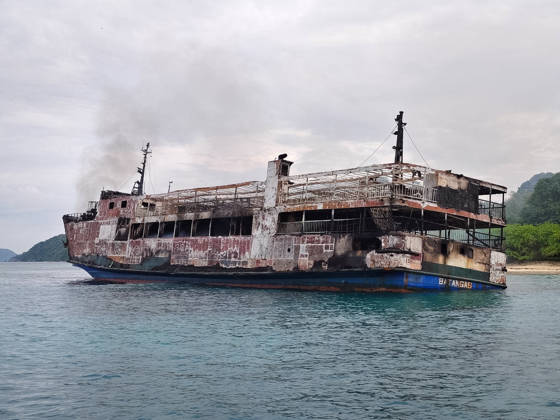 Philippine ferry catches fire, killing at least 5, leaving dozens missing PALAWAN, PHILIPPINES - SEPTEMBER 10: (----EDITORIAL USE ONLY - MANDATORY CREDIT - PHILIPPINE COAST GUARD HANDOUT - NO MARKETING, NO ADVERTISING CAMPAIGNS - DISTRIBUTED AS A SERVICE TO CLIENTS----) The remains of the ferry MV June Aster are seen following a fire that broke out aboard the vessel in waters off Palawan, Philippines, on September 10, 2026. The MV June Aster was reportedly carrying more than 100 passengers when the fire broke out on Wednesday night. Five passengers have been confirmed dead, while more than 80 people remain missing. Search and rescue operations are underway. Philippine Coast Guard Handout Anadolu Palawan Philippines. Editorial use only  Copyright: x2026xAnadoluxPhilippinexCoastxGuard Handoutx