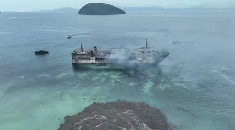 News Bilder des Tages Philippine ferry catches fire, killing at least 5, leaving dozens missing PALAWAN, PHILIPPINES - SEPTEMBER 10: (----EDITORIAL USE ONLY - MANDATORY CREDIT - PHILIPPINE COAST GUARD HANDOUT - NO MARKETING, NO ADVERTISING CAMPAIGNS - DISTRIBUTED AS A SERVICE TO CLIENTS----) The ruins of the ferry MV June Aster are seen following a fire that broke out aboard the ferry, killing at least five people, in waters off Palawan, Philippines, on September 10, 2026. MV June Aster was reportedly carrying more than 100 passengers when the fire broke out aboard the ferry on Wednesday night. Five passengers have been confirmed dead, while more than 80 people remain missing. Search and rescue operations are underway. Philippine Coast Guard Handout Anadol Copyright: x2026xAnadoluxPhilippinexCoastxGuard Handoutx