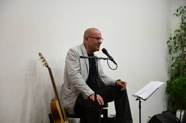 Stephan Krawczyk at the concert and reading Gelöste Stimmen: GDR Fates in Stories and Songs at the Sankt Wenzeslaus Abbey in Markersdorf (Jauernick Buschbach), September 9, 2026 Copyright: xMatthiasxWehnertx
