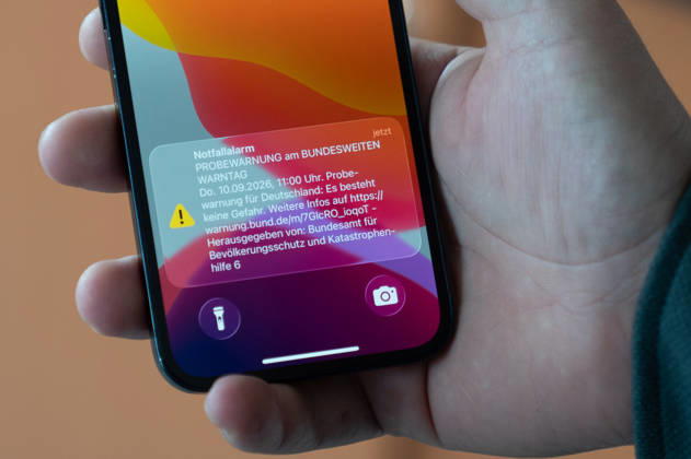 National Warning Day 2026: The test alert from the Federal Office for Civil Protection and Disaster Assistance (BBK) will be displayed on a smartphone on September 10, 2026. As part of National Warning Day, various warning methods and systems will be tested in Germany. Stock photo Copyright: xSvenxHeidmannx