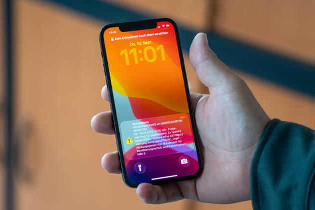 National Warning Day 2026: The test alert from the Federal Office for Civil Protection and Disaster Assistance (BBK) will be displayed on a smartphone on September 10, 2026. As part of National Warning Day, various warning methods and systems will be tested in Germany. Stock photo Copyright: xSvenxHeidmannx