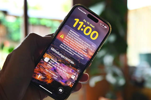 National Warning Day on September 10, 2026: Cell Broadcast Activation At exactly 11:00 a.m., a smartphone displays a cell broadcast emergency alert on the lock screen in observance of National Warning Day on September 10.
