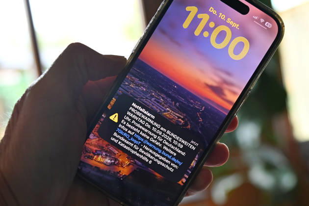National Warning Day on September 10, 2026: Cell Broadcast Activation At exactly 11:00 a.m., a smartphone displays a cell broadcast emergency alert on the lock screen in observance of National Warning Day on September 10.