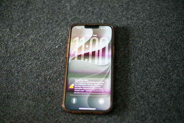 Germany, Europe: A smartphone lies on a dark surface, displaying a test alert on its lock screen for the nationwide Warning Day. The cell broadcast alert from the Federal Office for Civil Protection and Disaster Assistance (BBK) is visible on the screen. Stock image related to emergency warning systems, civil protection, crisis preparednes Copyright: xAymanxAlahmedx