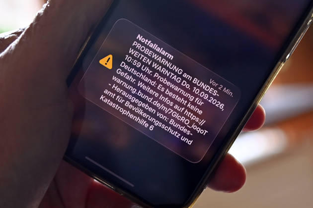 National Warning Day on September 10, 2026: Cell Broadcast Activation At exactly 11:00 a.m., a smartphone displays a cell broadcast emergency alert on the lock screen in observance of National Warning Day on September 10.