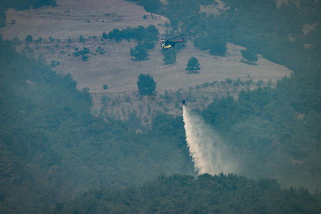 Efforts continue to contain forest fire in Adana ADANA, TURKIYE - SEPTEMBER 10: Aerial firefighting efforts continue as crews work to bring under control a wildfire that started in Kozan district and spread to some neighborhoods in the Imamoglu and Aladag districts of Adana, Turkiye on September 10, 2026. Eren Bozkurt Anadolu Adana Turkey. Editorial use only. Please get in touch for any other usage.  Copyright: x2026xAnadoluxErenxBozkurtx