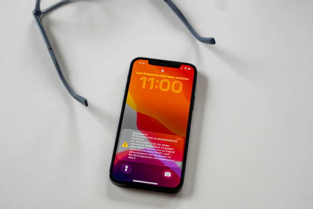 National Warning Day 2026: The test alert from the Federal Office for Civil Protection and Disaster Assistance (BBK) will appear on a smartphone on September 10, 2026. As part of National Warning Day, various warning methods and systems will be tested in Germany. Stock image Copyright: xSvenxHeidmannx