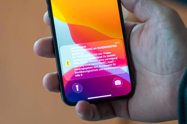 National Warning Day 2026: The test alert from the Federal Office for Civil Protection and Disaster Assistance (BBK) will appear on a smartphone on September 10, 2026. As part of National Warning Day, various warning methods and systems will be tested in Germany. Stock image Copyright: xSvenxHeidmannx