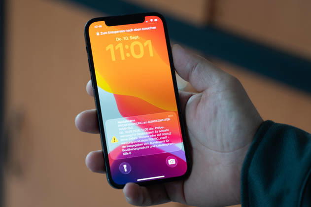 National Warning Day 2026: The test alert from the Federal Office for Civil Protection and Disaster Assistance (BBK) will appear on a smartphone on September 10, 2026. As part of National Warning Day, various warning methods and systems will be tested in Germany. Stock image Copyright: xSvenxHeidmannx