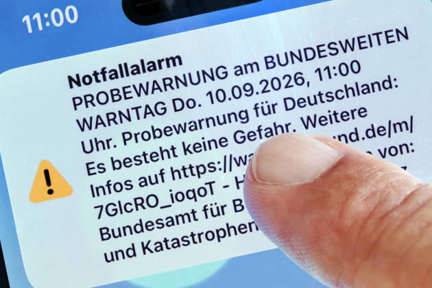 Nationwide Warning Day, test alert at 11 a.m., warning notification on a smartphone, September 10, 2026 Germany, Munich, September 10, 20