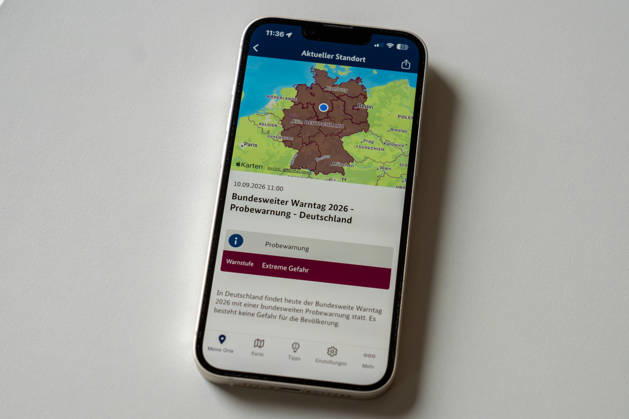 National Warning Day 2026: On September 10, 2026, the nationwide test alert will be displayed on a smartphone in Lower Saxony via the NINA warning app. As part of National Warning Day, various warning methods and systems will be tested throughout Germany. Stock image Copyright: xSvenxHeidmannx