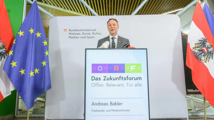 photonews.at - Wien, 10.09.2026. Beim ORF-Zukunftsforum geht es um die künftige Rolle des öffentlich-rechtlichen Rundfunks in Österreich. An zwei Tagen diskutieren Vertreter aus Politik, Medien, Wissenschaft sowie aus Kunst, Kultur und Sport über zentrale Fragen zur Zukunft des ORF. Im Rahmen des Forums geht es unter anderem um den öffentlich-rechtlichen Auftrag, Jugend und Medienkompetenz, Digitalisierung, Plattformen und Künstliche Intelligenz sowie um Strukturen, Governance und den Medienstandort Österreich PHOTO: Vizekanzler und Medienminister Andreas Babler (SPÖ) bei doorstep vor Beginn der Veranstaltung The ORF Future Forum focuses on the future of public-service broadcasting in Austria. Over two days, representatives from polit 