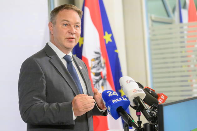 photonews.at - Wien, 10.09.2026. Beim ORF-Zukunftsforum geht es um die künftige Rolle des öffentlich-rechtlichen Rundfunks in Österreich. An zwei Tagen diskutieren Vertreter aus Politik, Medien, Wissenschaft sowie aus Kunst, Kultur und Sport über zentrale Fragen zur Zukunft des ORF. Im Rahmen des Forums geht es unter anderem um den öffentlich-rechtlichen Auftrag, Jugend und Medienkompetenz, Digitalisierung, Plattformen und Künstliche Intelligenz sowie um Strukturen, Governance und den Medienstandort Österreich PHOTO: Vizekanzler und Medienminister Andreas Babler (SPÖ) bei doorstep vor Beginn der Veranstaltung The ORF Future Forum focuses on the future of public-service broadcasting in Austria. Over two days, representatives from polit 
