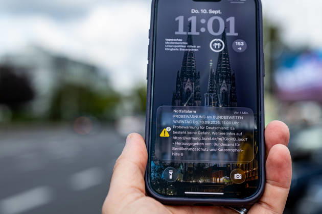 National Warning Day: Emergency Alert and KATWARN Notification on a Smartphone, September 10, 2026. On the occasion of National Warning Day 2026, a smartphone screen in Bonn-Bad Godesberg displays the emergency alert triggered via cell broadcast as well as a KATWARN warni Copyright: xMarcxJohnx