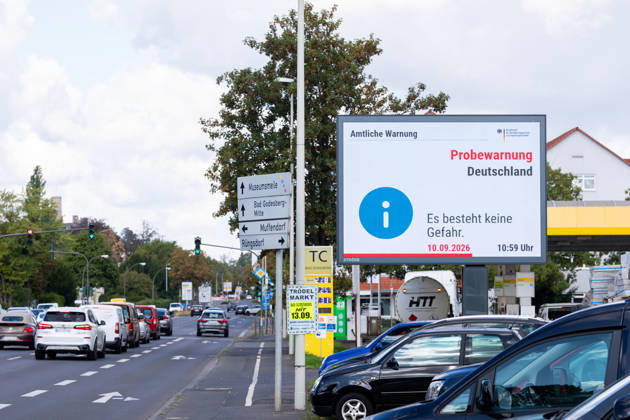 National Warning Day Test Alert on a Digital Billboard in Bonn, September 10, 2026 To mark National Warning Day 2026, a digital billboard operated by the outdoor advertising company Ströer on Federal Highway B9 in Bonn-Bad Godesberg displays the official warning from th Copyright: xMarcxJohnx