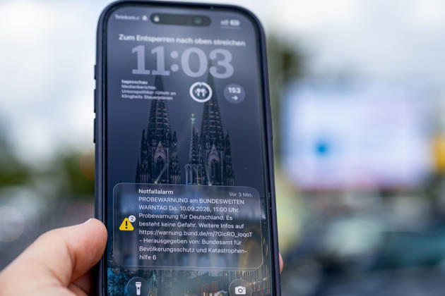 National Warning Day: Emergency Alert and KATWARN Notification on a Smartphone, September 10, 2026. On the occasion of National Warning Day 2026, a smartphone screen in Bonn-Bad Godesberg displays the emergency alert triggered via cell broadcast as well as a KATWARN warni Copyright: xMarcxJohnx