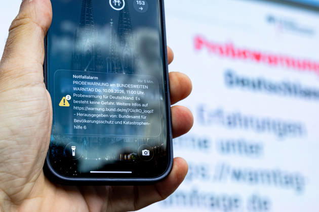 National Warning Day: Emergency Alert and KATWARN Notification on a Smartphone, September 10, 2026. On the occasion of National Warning Day 2026, a smartphone screen in Bonn-Bad Godesberg displays the emergency alert triggered via cell broadcast as well as a KATWARN warni Copyright: xMarcxJohnx