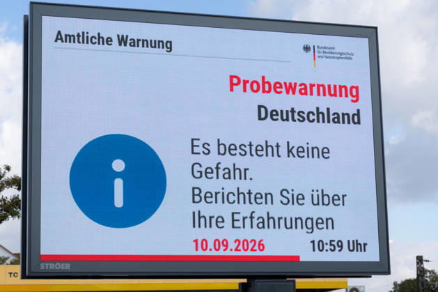 National Warning Day Test Alert on a Digital Billboard in Bonn, September 10, 2026: To mark National Warning Day 2026, a digital billboard operated by the outdoor advertising company Ströer on Federal Highway B9 in Bonn-Bad Godesberg displays the official warning from t Copyright: xMarcxJohnx