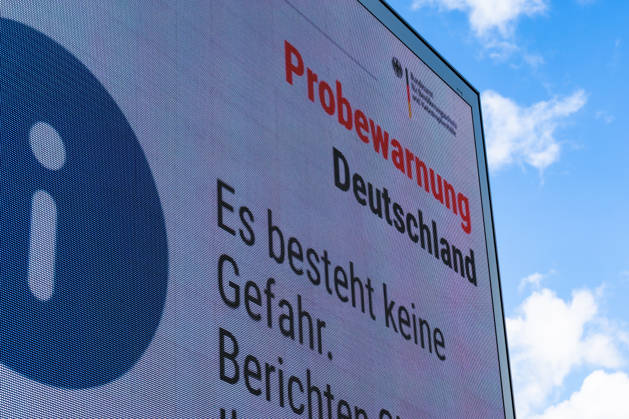 National Warning Day Test Alert on a Digital Billboard in Bonn, September 10, 2026: To mark National Warning Day 2026, a digital billboard operated by the outdoor advertising company Ströer on Federal Highway B9 in Bonn-Bad Godesberg displays the official warning from t Copyright: xMarcxJohnx