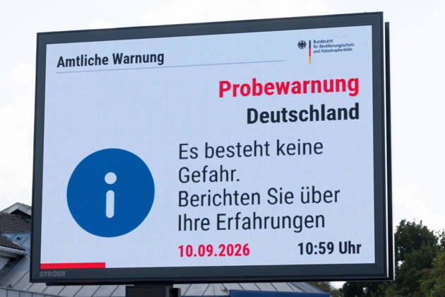 National Warning Day Test Alert on a Digital Billboard in Bonn, September 10, 2026: To mark National Warning Day 2026, a digital billboard operated by the outdoor advertising company Ströer on Federal Highway B9 in Bonn-Bad Godesberg displays the official warning from t Copyright: xMarcxJohnx