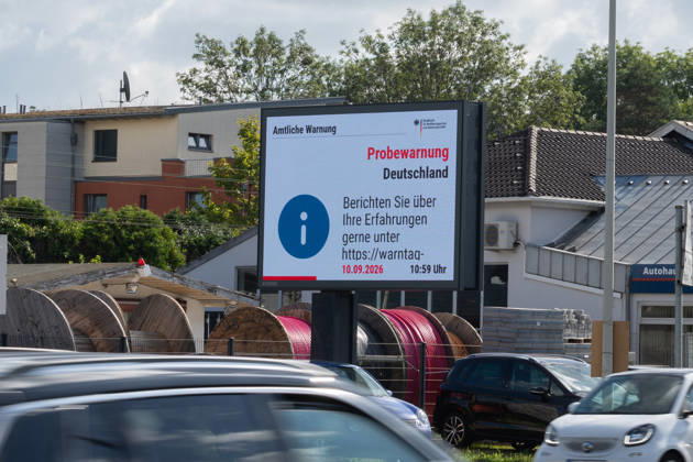 National Warning Day Test Alert on a Digital Billboard in Bonn, September 10, 2026 To mark National Warning Day 2026, a digital billboard operated by the outdoor advertising company Ströer on Federal Highway B9 in Bonn-Bad Godesberg displays the official warning from th Copyright: xMarcxJohnx