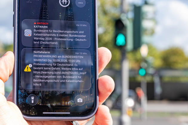 National Warning Day: Emergency Alert and KATWARN Notification on a Smartphone, September 10, 2026. On the occasion of National Warning Day 2026, a smartphone screen in Bonn-Bad Godesberg displays the emergency alert triggered via cell broadcast as well as a KATWARN warni Copyright: xMarcxJohnx