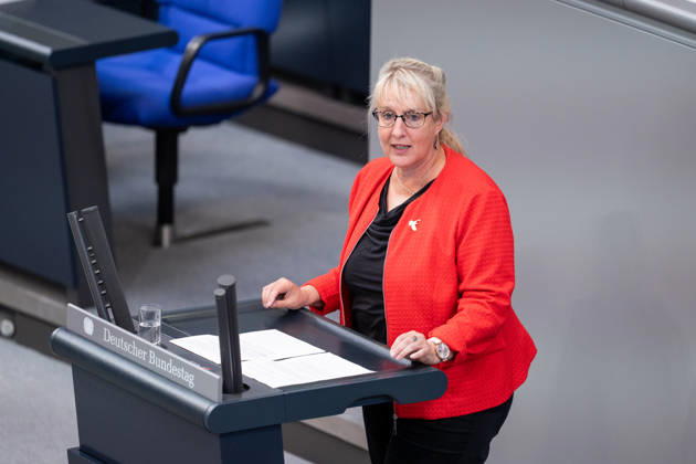 September 10, 2026, GER, Berlin, 93rd session of the German Bundestag in the plenary hall of the Reichstag building; Ina Latendorf of The Left stands at the lectern and speaks Copyright: xnordphotoxGmbHx xChristianxSchulzex