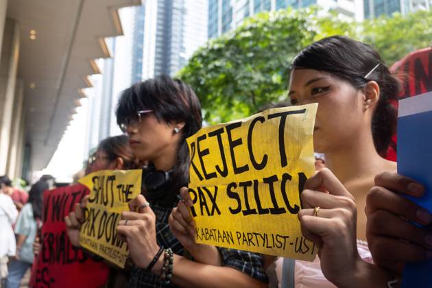 September 10, 2026, Taguig City, Philippines: TAGUIG Taguig City, METRO MANILA, PHILIPPINES Ã¢â‚¬ SEPTEMBER 10, 2026: Protesters demonstrate outside the Grand Hyatt Manila during an investorsÃ¢â‚¬â ¢ forum on the Luzon Economic Corridor and the U.S.-led Pax Silica Initiative, as Philippine President Ferdinand Marcos Jr. addressed the event. A scuffle broke out as authorities moved protesters away from the premises, and four people were arrested. Taguig City Philippines  - ZUMAq101 20260910_zna_q101_022 Copyright: xCharlesxEdmonxS.xPerezx