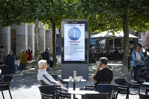 September 10, 2026, Saarland, Saarbrücken: Just like here in the city center, the nationwide warning day will also take place in the capital of Saarland on Thursday at 11 a.m. Along with wailing sirens and ringing cell phones, the advertising screens on Bahnhofstraße are displaying a test warning. bub