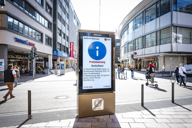 September 10, 2026, Saarland, Saarbrücken: Just like here in the city center, the nationwide warning day will also take place in the capital of Saarland on Thursday at 11 a.m. Along with wailing sirens and ringing cell phones, the advertising screens on Bahnhofstraße are displaying a test warning. bub
