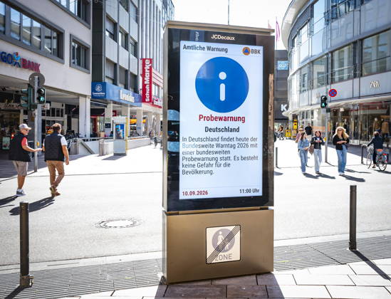 September 10, 2026, Saarland, Saarbrücken: Just like here in the city center, the nationwide warning day will also take place in the capital of Saarland on Thursday at 11 a.m. Along with wailing sirens and ringing cell phones, the advertising screens on Bahnhofstraße are displaying a test warning. bub