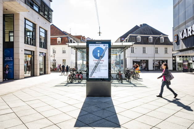 September 10, 2026, Saarland, Saarbrücken: Just like here in the city center, the nationwide warning day will also take place in the capital of Saarland on Thursday at 11 a.m. Along with wailing sirens and ringing cell phones, the advertising screens on Bahnhofstraße are displaying a test warning. bub