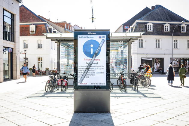 September 10, 2026, Saarland, Saarbrücken: Just like here in the city center, the nationwide warning day will also take place in the capital of Saarland on Thursday at 11 a.m. Along with wailing sirens and ringing cell phones, the advertising screens on Bahnhofstraße are displaying a test warning. bub