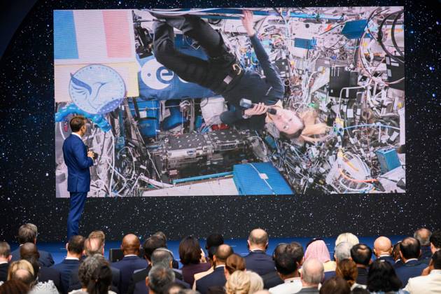 Emmanuel Macron, President of the French Republic, speaks with astronaut Sophie Adenot—who is in orbit aboard the International Space Station (ISS)—during the International Space Summit at the Grand Palais in Paris, France, on September 10, 2026. Caught between the United States and China, Europe intends to defend its position at the first international summit in Paris—an event snubbed by the American giants and one that the German chancellor, despite being a co-organizer, is not attending. Eric Tschaen Pool Bestimage International Space Summit at the Grand Palais in Paris on September 10, 2026 Caught between the United States and China, Europe intends to defend its position at the first international summit in Paris—an event snubbed by th Copyright: xEricxTschaenx xPoolx xBestimagexEricxTschaenx xPoolx xBestimagex