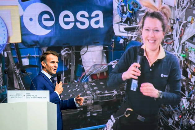 Emmanuel Macron, President of the French Republic, speaks with astronaut Sophie Adenot—who is in orbit aboard the International Space Station (ISS)—during the International Space Summit at the Grand Palais in Paris, France, on September 10, 2026. Caught between the United States and China, Europe intends to defend its position at the first international summit in Paris—an event snubbed by the American giants and one that the German chancellor, despite being a co-organizer, is not attending. Eric Tschaen Pool Bestimage International Space Summit at the Grand Palais in Paris on September 10, 2026 Caught between the United States and China, Europe intends to defend its position at the first international summit in Paris—an event snubbed by th Copyright: xEricxTschaenx xPoolx xBestimagexEricxTschaenx xPoolx xBestimagex