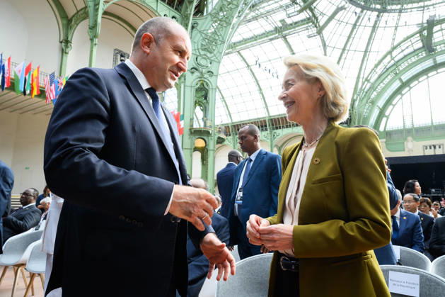 Roumen Radev, Prime Minister of Bulgaria, speaks with Ursula von der Leyen, President of the European Commission, during the International Space Summit at the Grand Palais in Paris, France, on September 10, 2026. Caught between the United States and China, Europe intends to defend its position at the first international summit in Paris—an event snubbed by the American giants and one that the German chancellor, a co-organizer, is not attending. Eric Tschaen Pool Bestimage International Space Summit at the Grand Palais in Paris on September 10, 2026 Caught between the United States and China, Europe intends to defend its position at the first international summit in Paris—an event snubbed by the American giants and attended without the Germa Copyright: xEricxTschaenx xPoolx xBestimagexEricxTschaenx xPoolx xBestimagex
