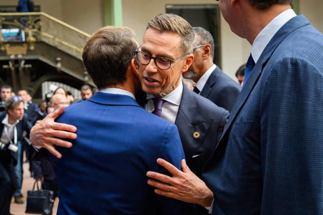 Emmanuel Macron, President of the French Republic, greets Alexander Stubb, President of Finland, at the International Space Summit at the Grand Palais in Paris, France, on September 10, 2026. Caught between the United States and China, Europe intends to defend its position at the first international summit in Paris—an event snubbed by the American giants and one in which the German chancellor, despite being a co-organizer, is not participating. Eric Tschaen Pool Bestimage International Space Summit at the Grand Palais in Paris on September 10, 2026 Caught between the United States and China, Europe intends to defend its position at the first international summit in Paris—an event snubbed by American giants and attended without the German c Copyright: xEricxTschaenx xPoolx xBestimagexEricxTschaenx xPoolx xBestimagex